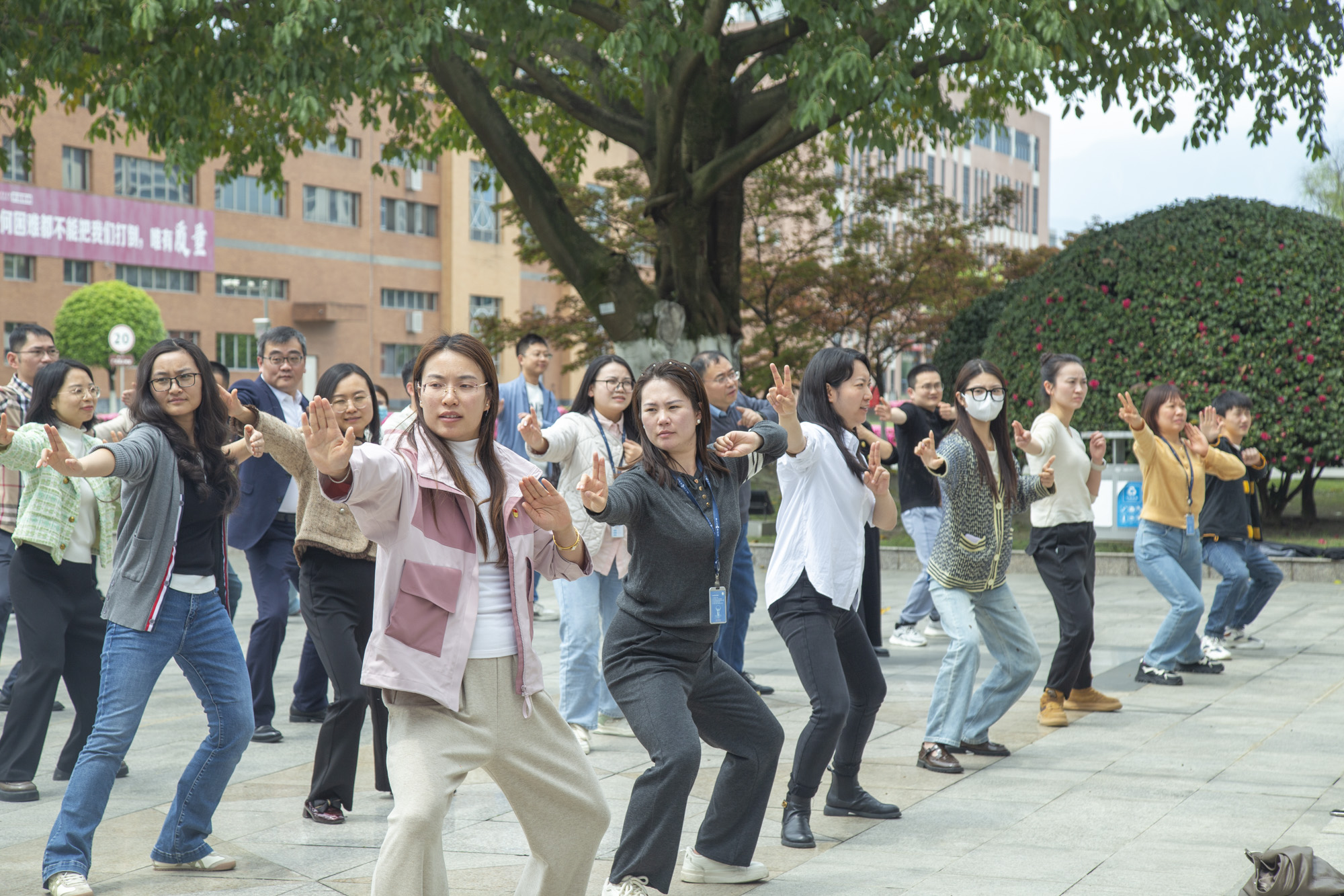 全员动起来，健康向未来|开云网页版大健康系列八段锦活动正式启动！